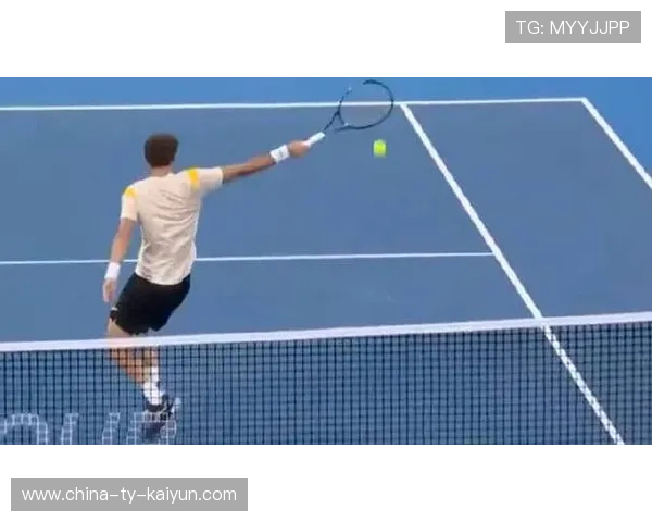 网球挑高球过网刚好落线，对手无奈鼓掌