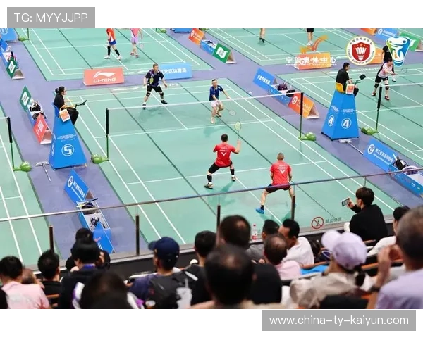 羽毛球多拍互相救球快看不清！揭秘羽毛球激烈轮转中的精彩瞬间