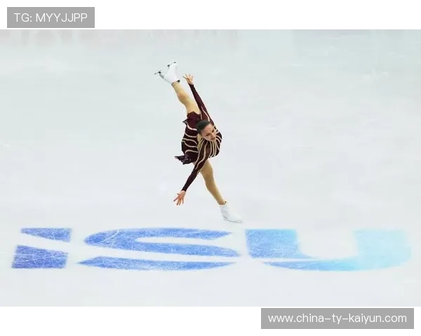 花滑大奖赛开幕，多国选手展示高难度动作