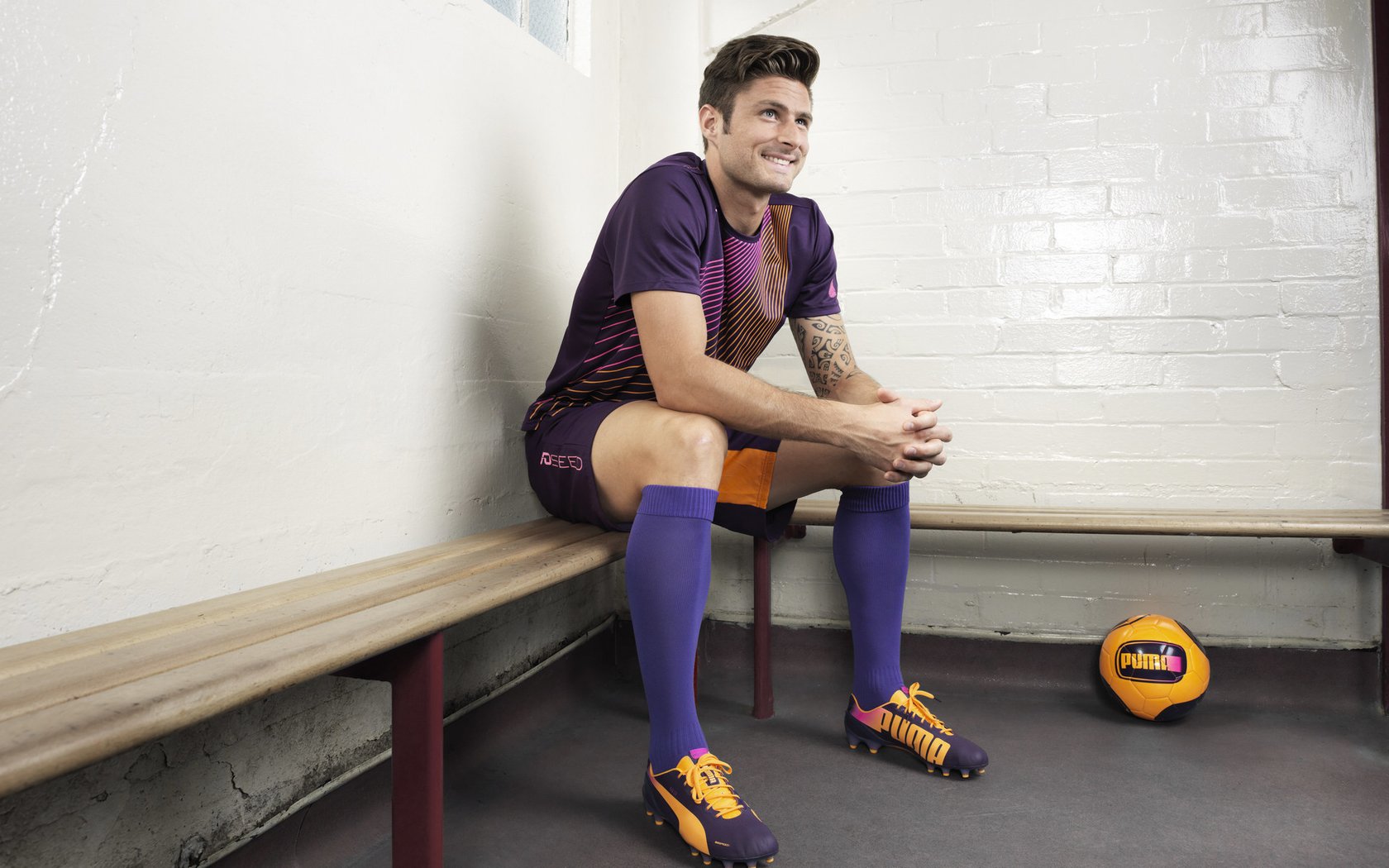 “视障人士安全跑道测试赛” 盲道系统首次在田径场试用