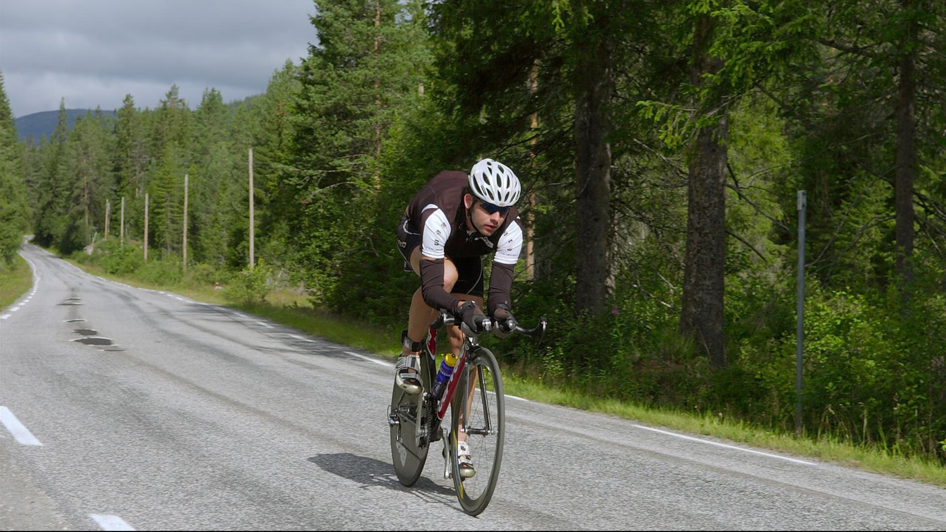 初学滑雪直排滑行赛 “敢放板”成最大勇气考验